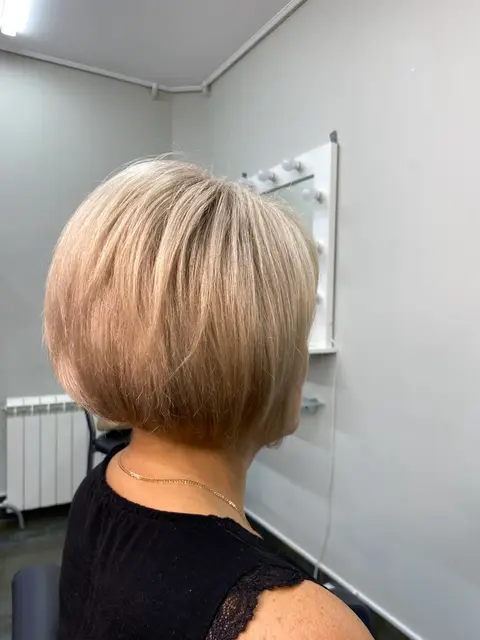 Коротке блонд-каре, вигляд ззаду